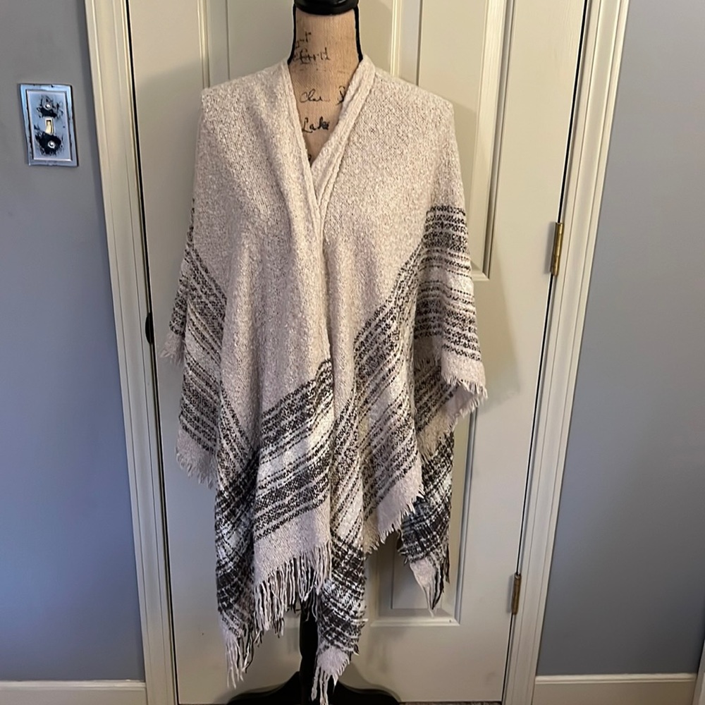 Do everything in love one size poncho